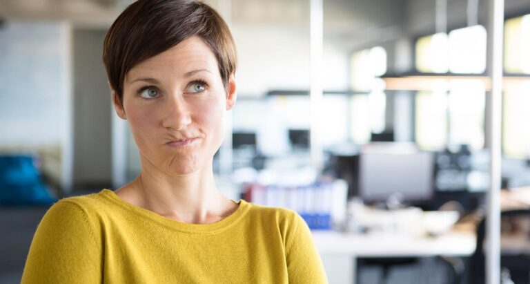 Frau schaut grübelnd in die Ferne. Joyce Meyer