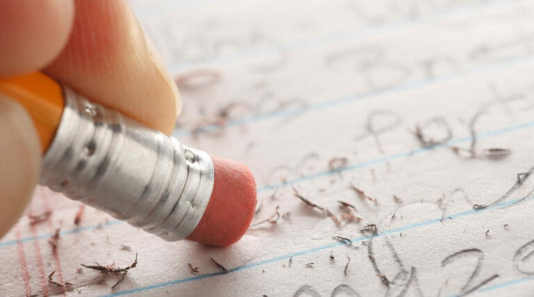 Blattpapier, auf dem Worte wegradiert werden. Joyce Meyer