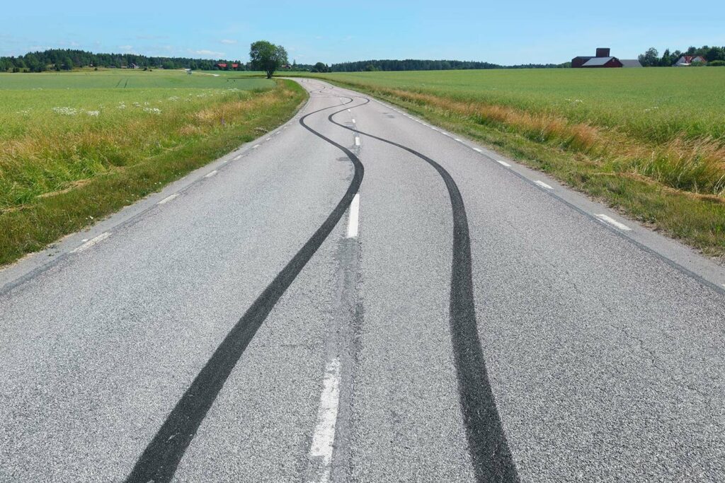 Straße mit Bremsspuren. Joyce Meyer