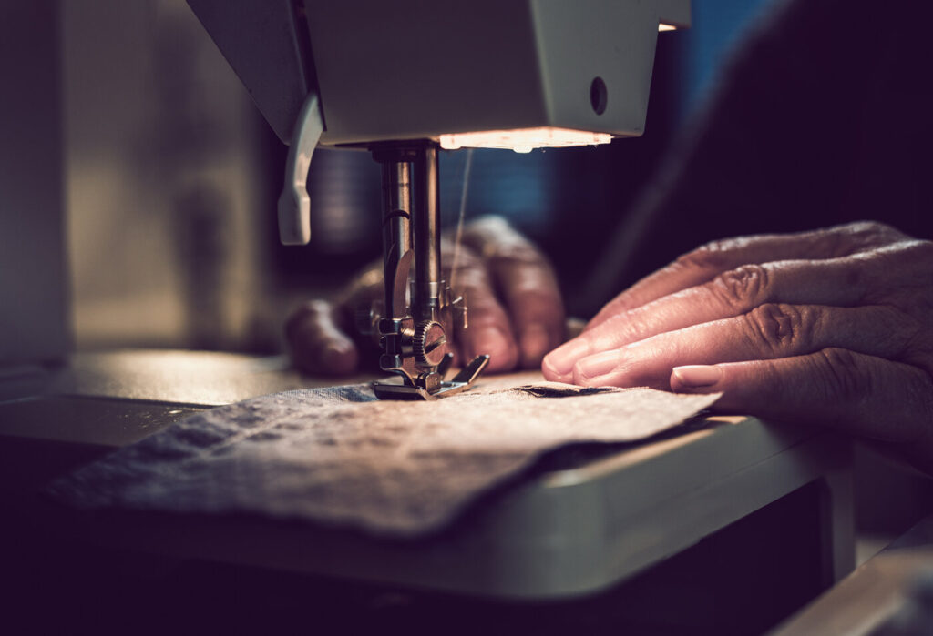 Nähmaschine in Gebrauch. Hand of Hope, Joyce Meyer