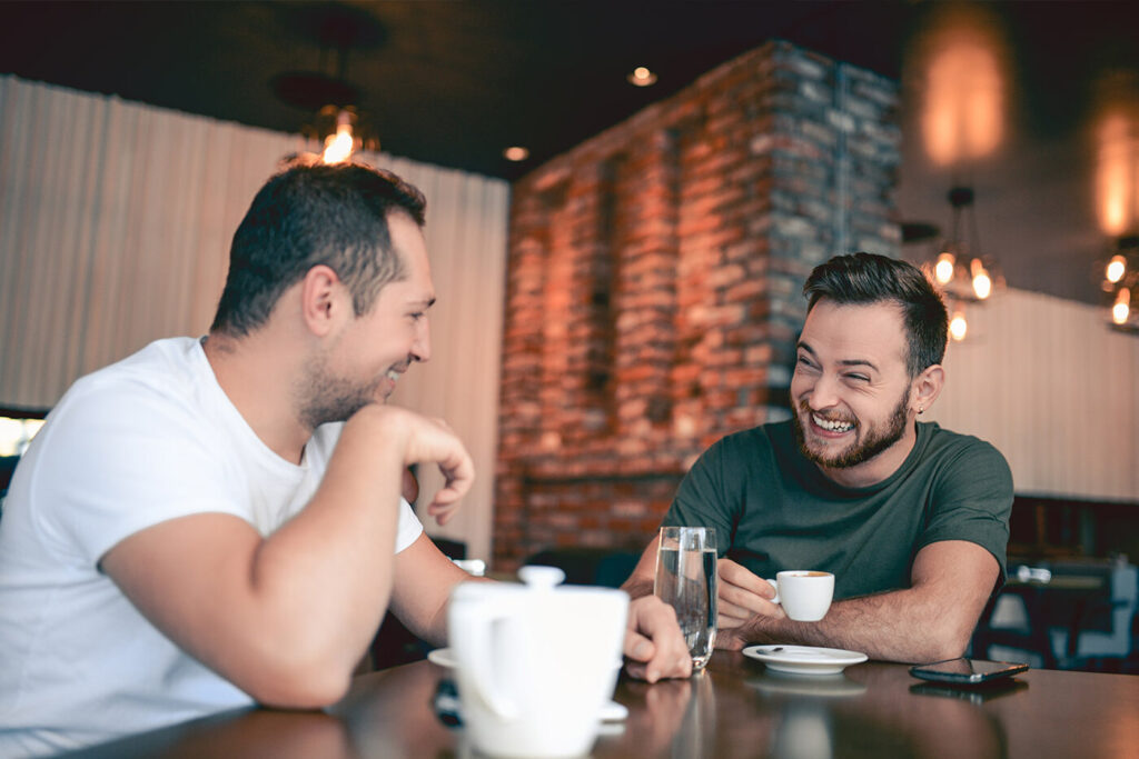 Zwei Freunde die sich unterhalten und lachen. Joyce Meyer