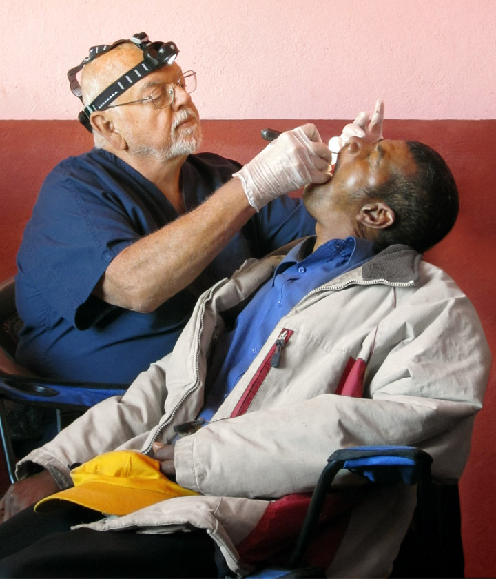 Ein Mann erhält eine Zahnbehandlung von einem Arzt.