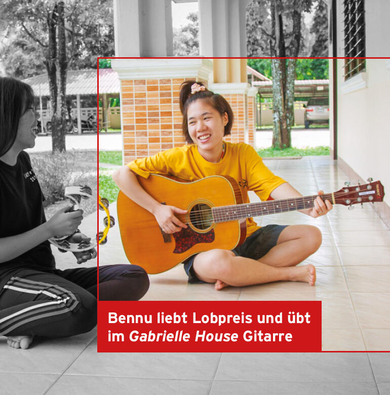 Bennu liebt Lobpreis und übt im Gabrielle House Gitarre. Joyce Meyer