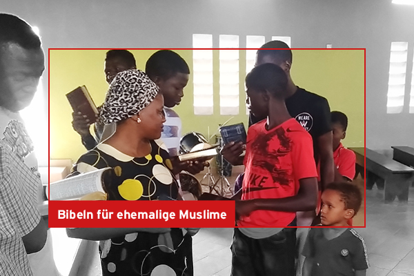 Afrikaner mit Bibeln in der Hand - Hand of Hope in Gambia - Joyce Meyer Ministries