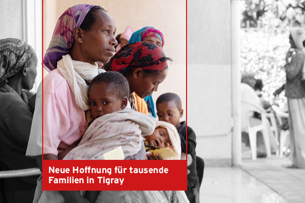 Frauen und Kinder vor einer Unterernährungsklinik in Ostafrika