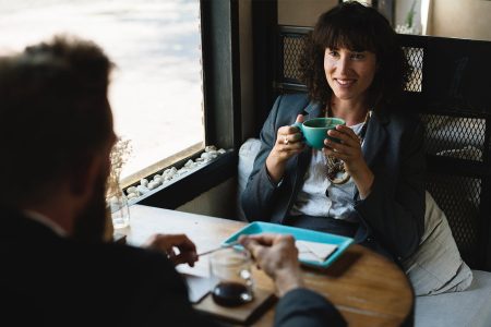 Mann und Frau sitzen entspannt gemeinsam im Café. Joyce Meyer