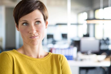Frau schaut grübelnd in die Ferne. Joyce Meyer