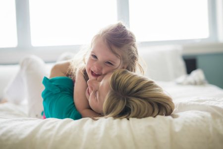 Mädchen kuschelt mit Mama. Joyce Meyer