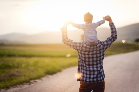 Kind auf den Schultern des Vaters. Joyce Meyer